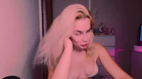 Snapshot of carinfox chatting on October 2025 07:42:02 PM Carin online show from October 2025 07:42:02 PM