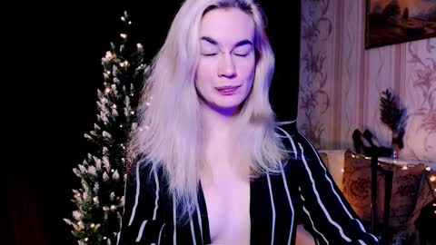 Snapshot of carinfox chatting on December 2025 08:02:01 PM Carin online show from December 2025 08:02:01 PM