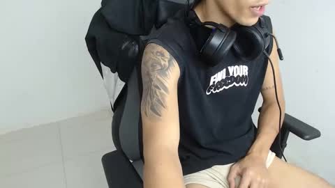 Snapshot of carlossmi01 chatting on December 2025 04:46:01 PM carlossmi01 online show from December 2025 04:46:01 PM