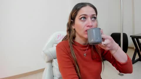 Snapshot of carolina_hernandez22 chatting on November 2025 12:15:01 PM Carolina online show from November 2025 12:15:01 PM