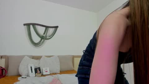 Snapshot of carolina_hernandez22 chatting on November 2025 12:28:02 PM Carolina online show from November 2025 12:28:02 PM