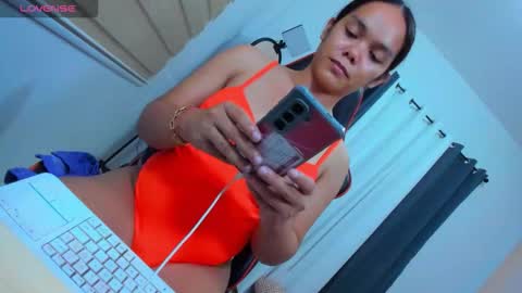 caroline_east online show from November 2025 05:23:02 PM