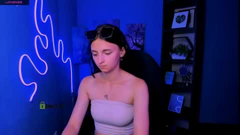 Snapshot of caroline_honeyy chatting on June 2026 08:18:01 PM Caroline online show from June 2026 08:18:01 PM