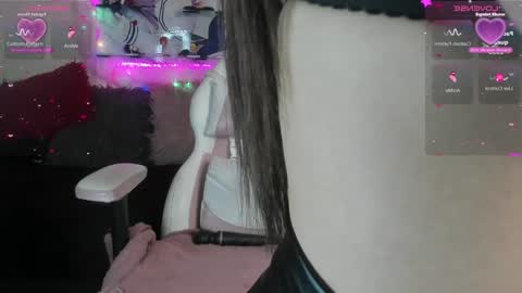 Snapshot of caroline_lenox chatting on January 2025 06:59:01 AM Caroline Lenox online show from January 2025 06:59:01 AM