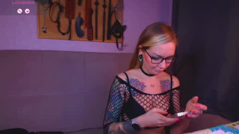 Snapshot of carrie_moonshine chatting on April 2026 05:21:02 PM Carrie online show from April 2026 05:21:02 PM