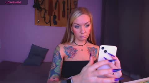 Snapshot of carrie_moonshine chatting on April 2026 06:59:02 PM Carrie online show from April 2026 06:59:02 PM