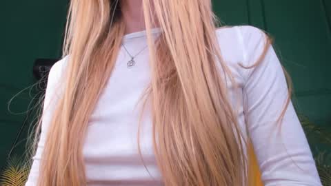 Snapshot of cassie_palmer chatting on December 2024 07:42:02 PM Hello my name is Cassie and my friend Nilo is also here online show from December 2024 07:42:02 PM