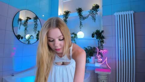 Snapshot of cassie_palmer chatting on January 2025 09:46:01 AM Hello my name is Cassie and my friend Nilo is also here online show from January 2025 09:46:01 AM