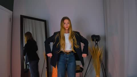 Snapshot of cassie_palmer chatting on January 2025 12:35:01 PM Hello my name is Cassie and my friend Nilo is also here online show from January 2025 12:35:01 PM