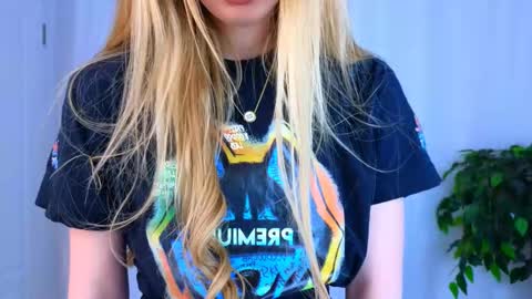 Snapshot of cassie_palmer chatting on February 2025 12:45:02 PM Hello my name is Cassie and my friend Nilo is also here online show from February 2025 12:45:02 PM