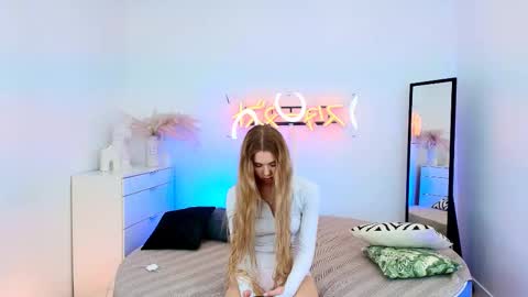 Snapshot of cassie_palmer chatting on March 2025 10:57:01 AM Hello my name is Cassie and my friend Nilo is also here online show from March 2025 10:57:01 AM