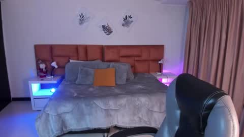 catti_brie_ online show from November 2025 11:46:02 AM