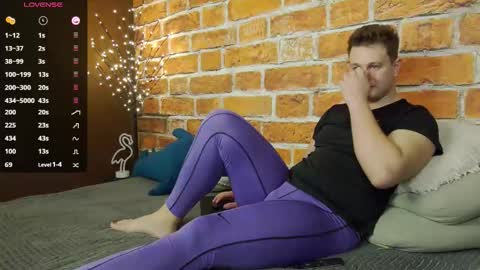 Snapshot of charlie_smiley chatting on December 2025 04:39:02 AM Charlie Smiley online show from December 2025 04:39:02 AM