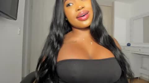 Snapshot of charlotte_tiller chatting on April 2026 06:31:01 AM Yuli online show from April 2026 06:31:01 AM