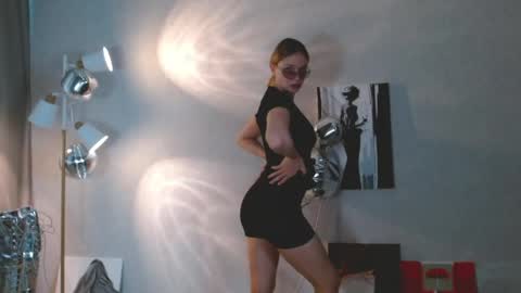 Michelle  online show from May 2026 01:33:01 AM