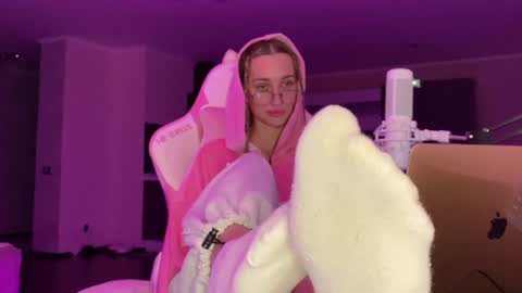 Snapshot of chillgoddess chatting on December 2024 03:15:01 PM Goddess Vika - owner of all ur money online show from December 2024 03:15:01 PM