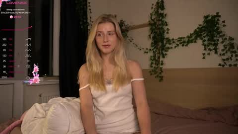 Snapshot of chloe_guidry chatting on October 2025 04:18:02 AM Arianaa Mourrr online show from October 2025 04:18:02 AM