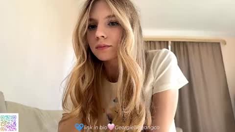 Snapshot of chloe_show chatting on October 2025 11:43:01 AM hloe online show from October 2025 11:43:01 AM