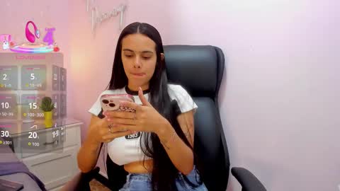 Snapshot of chloeharper_ chatting on October 2025 01:52:01 PM  Chloe Harper  online show from October 2025 01:52:01 PM