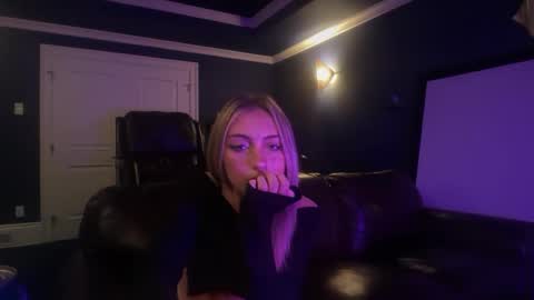 chloeros3e online show from September 2025 05:18:01 PM