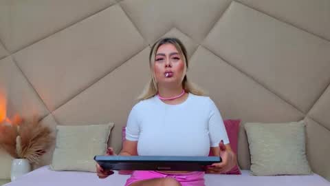 Snapshot of chloevee chatting on October 2025 06:26:01 AM Chloe Vee online show from October 2025 06:26:01 AM