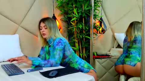 Snapshot of chloevee chatting on June 2026 05:16:02 AM Chloe Vee online show from June 2026 05:16:02 AM