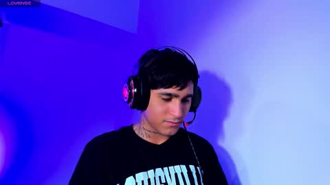 Snapshot of chriss_wg_ chatting on December 2025 10:59:02 PM Christian Wang online show from December 2025 10:59:02 PM