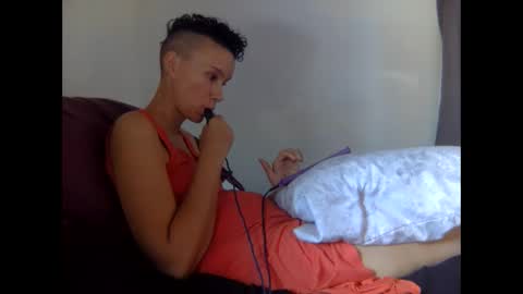 Christina Saunters online show from October 2025 06:28:02 PM