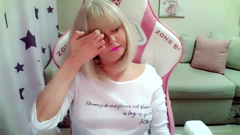 Snapshot of christirose chatting on November 2025 06:40:02 AM Christi online show from November 2025 06:40:02 AM