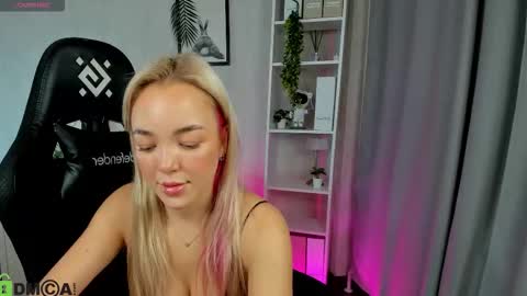 Snapshot of christy_little chatting on November 2025 12:49:02 AM hristy3 online show from November 2025 12:49:02 AM