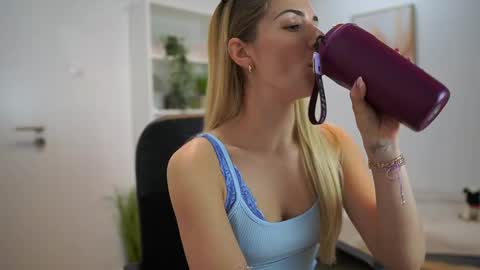 Snapshot of chronic__love chatting on January 2025 02:24:02 PM chronic love online show from January 2025 02:24:02 PM