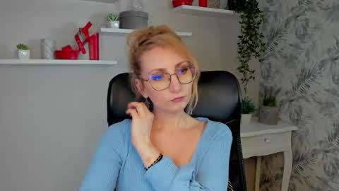 Snapshot of cinderellamoon chatting on March 2026 06:30:01 AM Cinderella online show from March 2026 06:30:01 AM