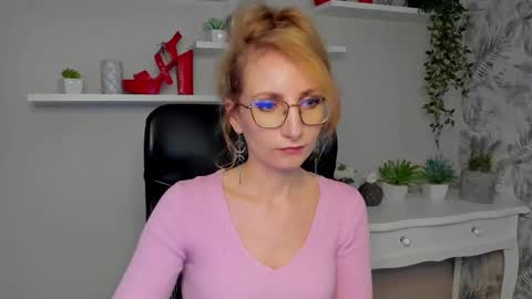 Snapshot of cinderellamoon chatting on March 2026 06:30:02 AM Cinderella online show from March 2026 06:30:02 AM