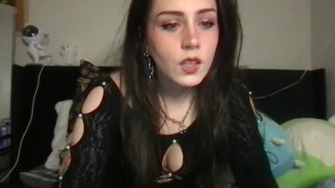 Snapshot of cinnamonpeaches chatting on April 2026 05:32:01 AM Carmen online show from April 2026 05:32:01 AM