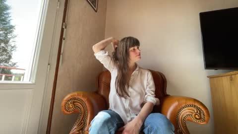 Snapshot of claire_moulin chatting on April 2026 12:00:02 PM Claire Moulin online show from April 2026 12:00:02 PM