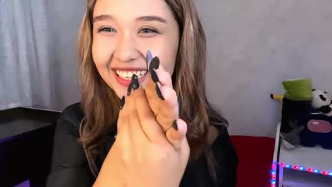 Lara online show from November 2025 06:17:01 PM