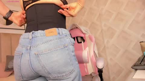 clhoe_johnson_ online show from April 2026 12:28:02 PM