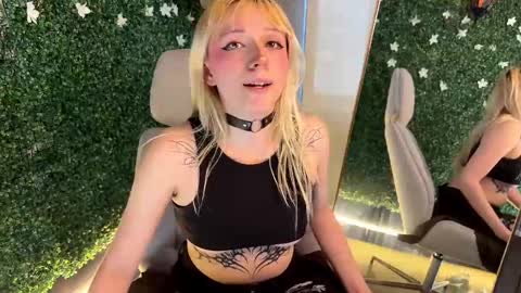 Snapshot of cloe_five chatting on September 2025 06:42:01 PM CLOE online show from September 2025 06:42:01 PM