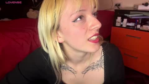 Snapshot of cloe_five chatting on October 2025 12:25:01 AM CLOE online show from October 2025 12:25:01 AM