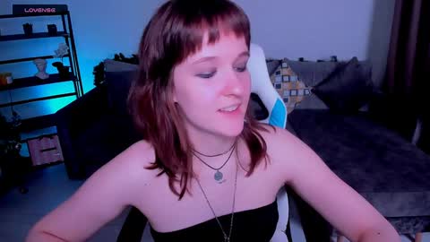 Snapshot of clover_red chatting on December 2024 03:15:01 PM Clover follow me online show from December 2024 03:15:01 PM