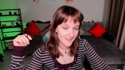 Snapshot of clover_red chatting on January 2025 06:35:01 PM Clover follow me online show from January 2025 06:35:01 PM