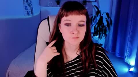 Snapshot of clover_red chatting on September 2025 01:43:02 PM Clover follow me online show from September 2025 01:43:02 PM