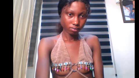 coco_petitqueen online show from January 2025 07:25:01 AM