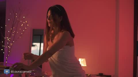 Laura online show from January 2025 02:01:01 AM