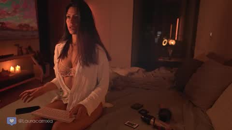 Laura online show from October 2025 11:27:01 PM