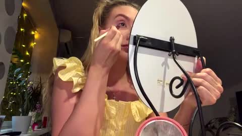 Snapshot of corabau chatting on April 2026 03:53:02 PM Anny online show from April 2026 03:53:02 PM