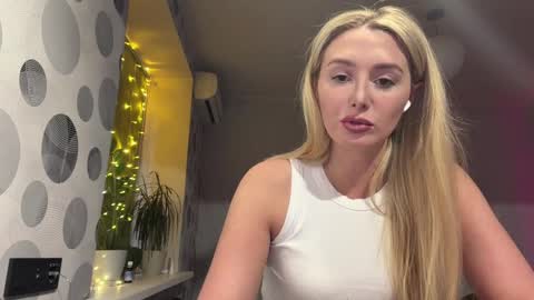 Snapshot of corabau chatting on April 2026 03:17:02 PM Anny online show from April 2026 03:17:02 PM