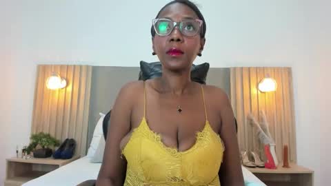 C O R A  L online show from November 2025 02:10:01 AM