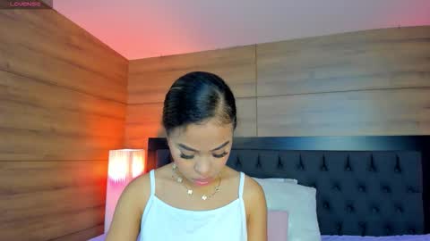 Snapshot of coralineross_ chatting on December 2025 10:43:01 AM coralineross_ online show from December 2025 10:43:01 AM