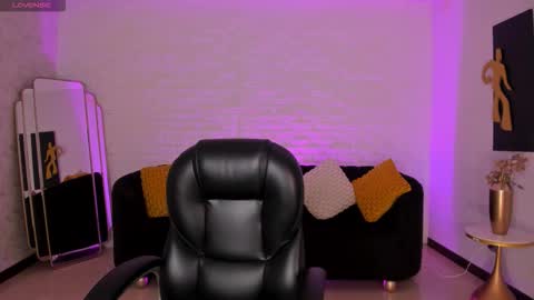 Corinne Russo online show from December 2025 05:05:01 AM